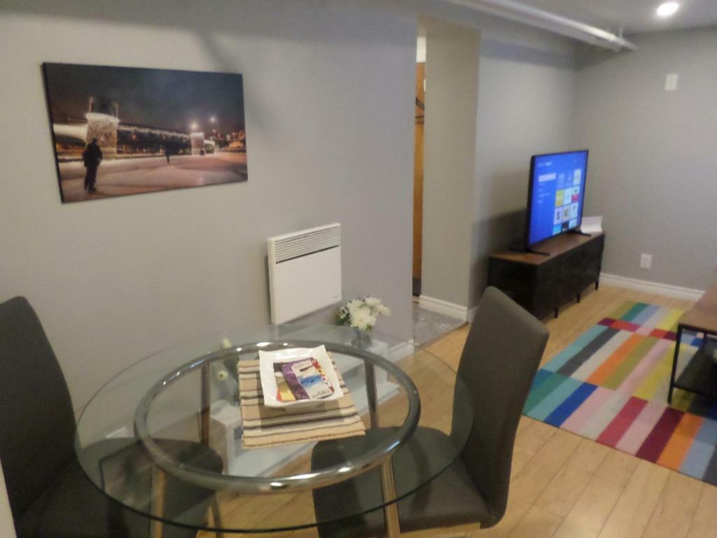 Fantastic And Modern Downtown 1-Bed Basement Apt., Parking Wi-Fi And Netflix Included Ottawa Esterno foto